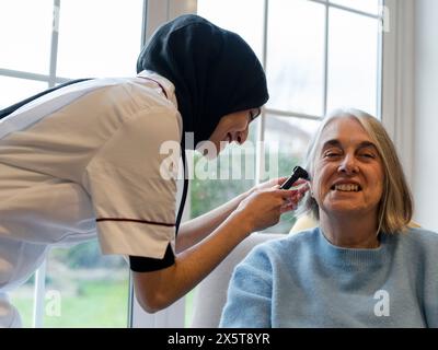 Otoskoparzt und Untersuchung des Ohres des Patienten Stockfoto