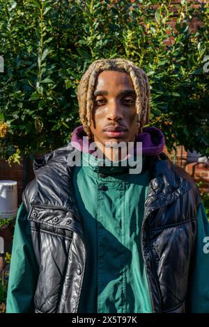 Porträt des jungen Mann im park Stockfoto