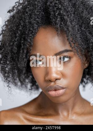 Studioportrait nachdenkliche Frau Stockfoto