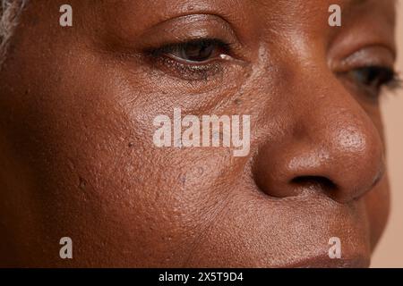 Nahporträt des Gesichts der Seniorin Stockfoto