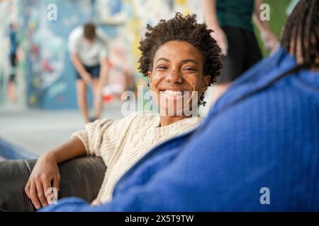 Lächelnde Frau, die mit Mutter spricht Stockfoto