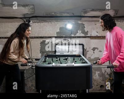 Zwei junge Frauen spielen Tischfußball Stockfoto