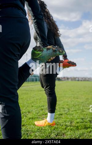 Fußballspielerinnen wärmen sich auf Stockfoto