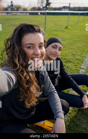 Fußballspielerinnen machen Selfie Stockfoto