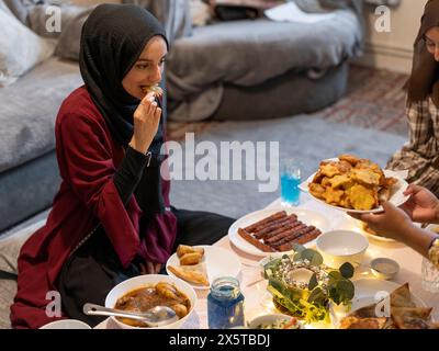 Frauen teilen sich während des Ramadan-Essens zu Hause Essen Stockfoto