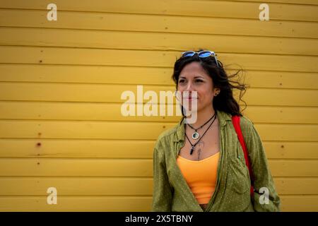Lächelnde mittelerwachsene Frau in Sommerkleidung Stockfoto