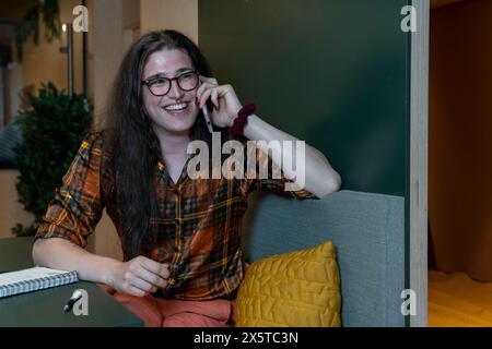 Geschäftsmann telefoniert mit dem Kunden im Büro Stockfoto