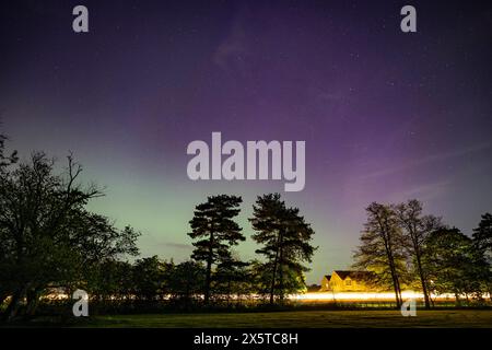 London, Großbritannien. Mai 2024. Dieses Foto vom 11. Mai 2024 zeigt die Nordlichter über einem Vorort in London, Großbritannien. Quelle: Stephen Chung/Xinhua/Alamy Live News Stockfoto
