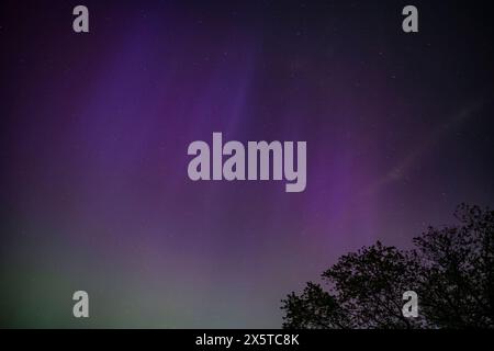 London, Großbritannien. Mai 2024. Dieses Foto vom 11. Mai 2024 zeigt die Nordlichter über einem Vorort in London, Großbritannien. Quelle: Stephen Chung/Xinhua/Alamy Live News Stockfoto