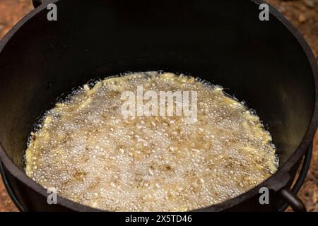 Nahaufnahme von Frittierkartoffeln oder Pommes Frites in einem schwarzen Topf. Catering für ein Partykonzept. Stockfoto