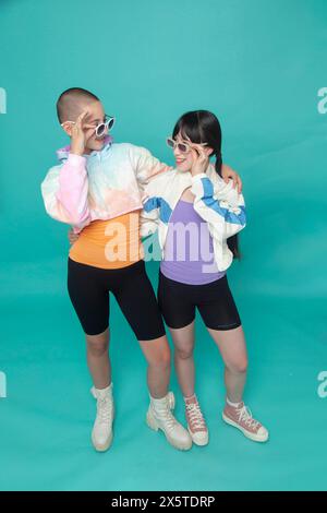 Studio-Porträt von zwei lächelnden Mädchen mit Sonnenbrille Stockfoto