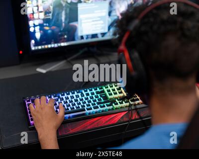 Gamer, der im Gaming-Club am Computer spielt Stockfoto