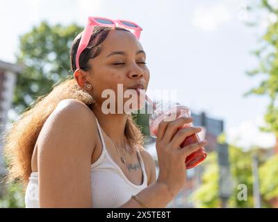 Porträt der jungen Frau Trink smoothie Stockfoto