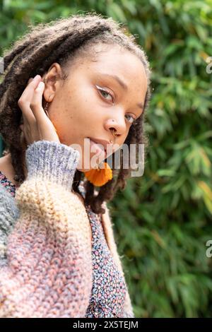 Porträt einer jungen Frau, die im Garten steht Stockfoto