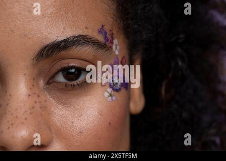 Nahaufnahme von Blumen auf dem Gesicht der Frau Stockfoto