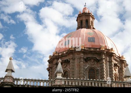 Santa Rosa de Viterbos Kirchenkuppel und blauer Himmel in Queretaro, der historischen Innenstadt von Mexiko. BarRoque Architechture Stockfoto