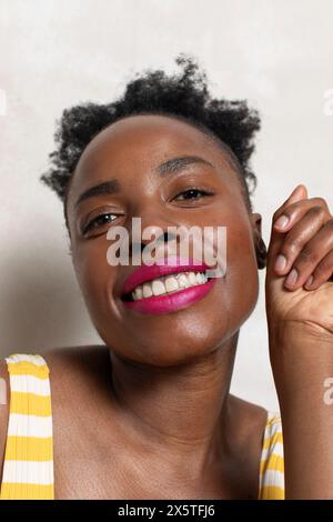 Lächelnde Frau mit roten Lippenstift Stockfoto