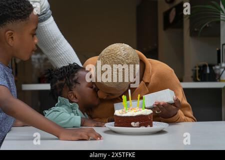 Familie mit Kindern (2-3, 6-7), die zu Hause Geburtstag feiern Stockfoto