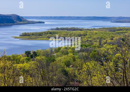 Mississippi River Lake Pepin – Eine malerische Flusslandschaft im Frühling. Stockfoto