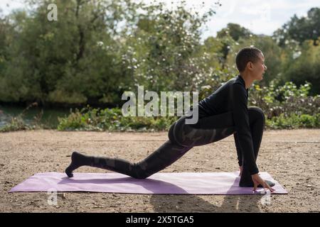 Frau in niedriger Ausfallposition im Park Stockfoto