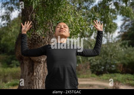 Frau praktizieren Yoga im park Stockfoto