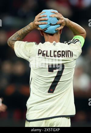 LEVERKUSEN, DEUTSCHLAND - 09. MAI: Lorenzo Pellegrini von AS Roma wird beim Halbfinale der UEFA Europa League 2023/24 in Leverkusen am 09. Mai 2024 in der BayArena verletzt. © diebilderwelt / Alamy Stock Stockfoto