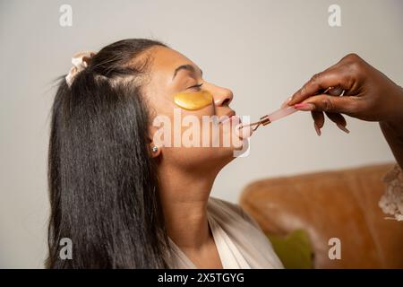 Freunde, die kosmetische Verfahren miteinander machen Stockfoto