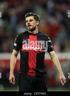 LEVERKUSEN, DEUTSCHLAND - 09. MAI: Jonas Hofmann von Bayer Leverkusen sieht beim Halbfinalspiel der UEFA Europa League 2023/24 zwischen Bayer 04 Leverkusen und AS Roma am 09. Mai 2024 in Leverkusen an. © diebilderwelt / Alamy Stock Stockfoto