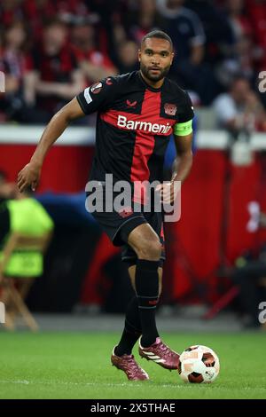 LEVERKUSEN, DEUTSCHLAND - 09. MAI: Jonathan Tah von Bayer Leverkusen läuft mit einem Ball während des Halbfinales der UEFA Europa League 2023/24 im zweiten Legspiel zwischen Bayer 04 Leverkusen und AS Roma am 09. Mai 2024 in der BayArena in Leverkusen. © diebilderwelt / Alamy Stock Stockfoto