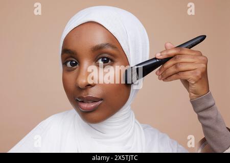 Atelierporträt einer jungen Frau in weißem Hijab mit Schminke Stockfoto