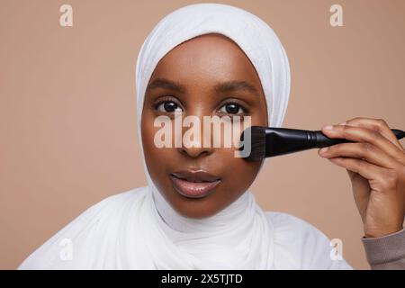 Atelierporträt einer jungen Frau in weißem Hijab mit Schminke Stockfoto