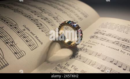 Ring, der Herzform auf dem Musikbuch erzeugt Stockfoto