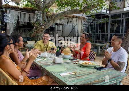 Gruppe von Freunden feiern im restaurant Stockfoto