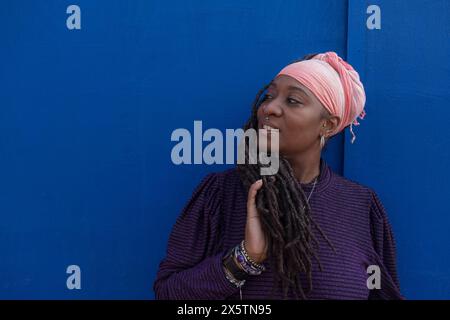 Porträt einer schönen Frau mit Dreadlocks, die Turban tragen Stockfoto