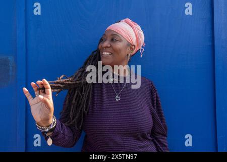 Porträt einer schönen Frau mit Dreadlocks, die Turban tragen Stockfoto