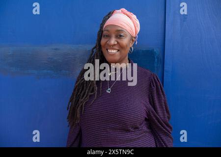 Porträt einer schönen Frau mit Dreadlocks, die Turban tragen Stockfoto