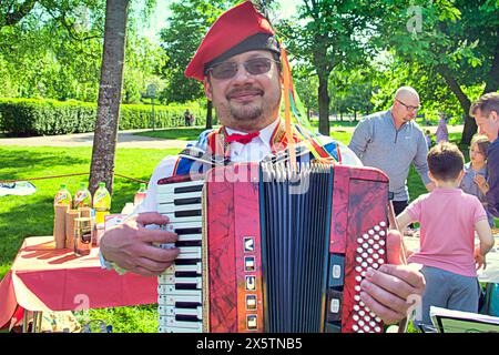 Glasgow, Schottland, Großbritannien. 11. Mai 2024: Der Tag des polnischen Kulturerbes wurde im Kelvingrove Park mit den lokalen polnischen Pfadfindern gefeiert, die sich mit der lokalen Kultur und den Kindern beschäftigen, gefolgt von einer Kunstausstellung im polnischen Club Glasgow. Credit Gerard Ferry /Alamy Live News Stockfoto