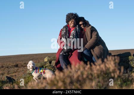 Porträt zweier Seniorinnen mit Hund im Moor Stockfoto