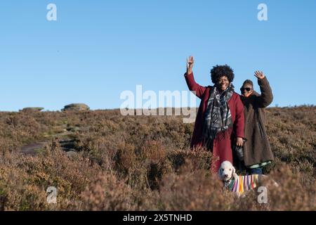 Porträt zweier Seniorinnen mit Hund in der Landschaft Stockfoto