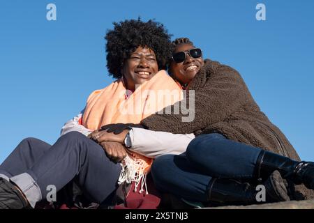 Porträt zweier Seniorinnen unter blauem Himmel Stockfoto