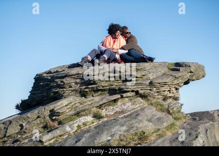 Zwei ältere Frauen sitzen auf Felsformationen Stockfoto