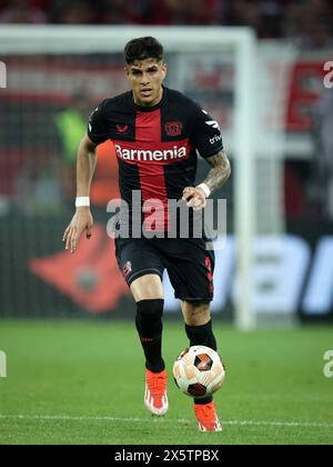 LEVERKUSEN, DEUTSCHLAND - 09. MAI: Piero Hincapie von Bayer Leverkusen läuft am 09. Mai 2024 in Leverkusen im Halbfinale der UEFA Europa League 2023/24 in Leverkusen mit einem Ball. © diebilderwelt / Alamy Stock Stockfoto