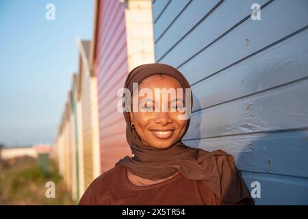 Porträt einer schönen muslimischen Frau, die in die Kamera schaut Stockfoto