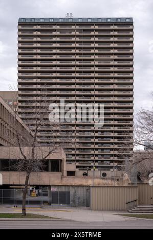 Calgary, Alberta - 4. Mai 2024: Außenfassade eines Appartementgebäudes im brutalistischen Stil in der Innenstadt von Calgary. Stockfoto