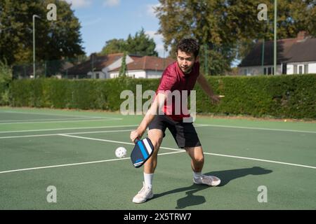 Mann, der Pickleball spielt Stockfoto