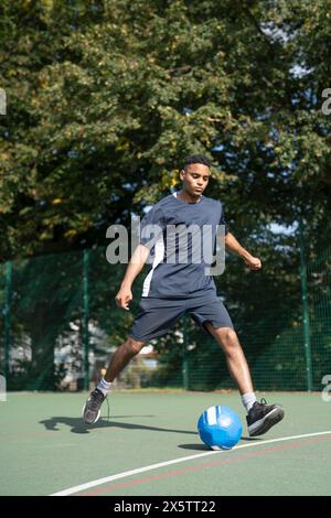 Mann, Fußball spielen Stockfoto