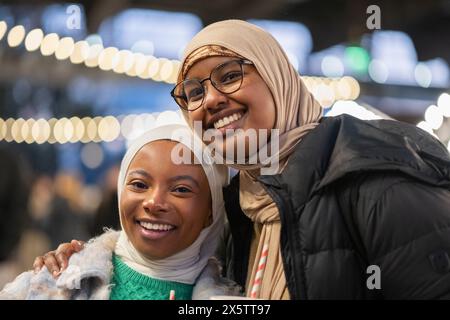 Porträt junger weiblicher Touristen im Hijabs Stockfoto