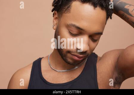 Studio-Porträt eines ernsten, gutaussehenden Mannes Stockfoto