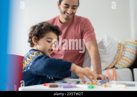 Vater und Sohn (2-3) Färbung im Malbuch zu Hause Stockfoto