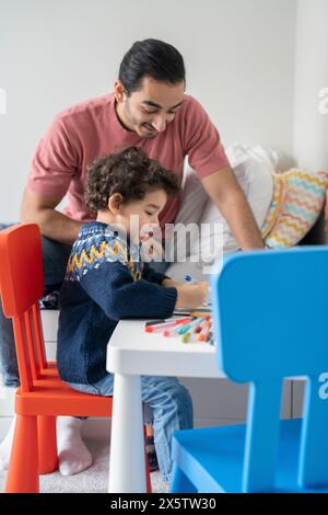 Vater und Sohn (2-3) Färbung im Malbuch zu Hause Stockfoto